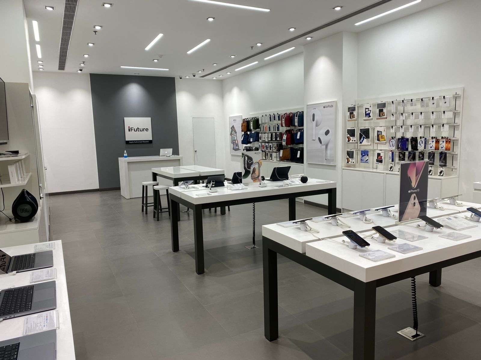 apple store in Ardee mall -Inside Store