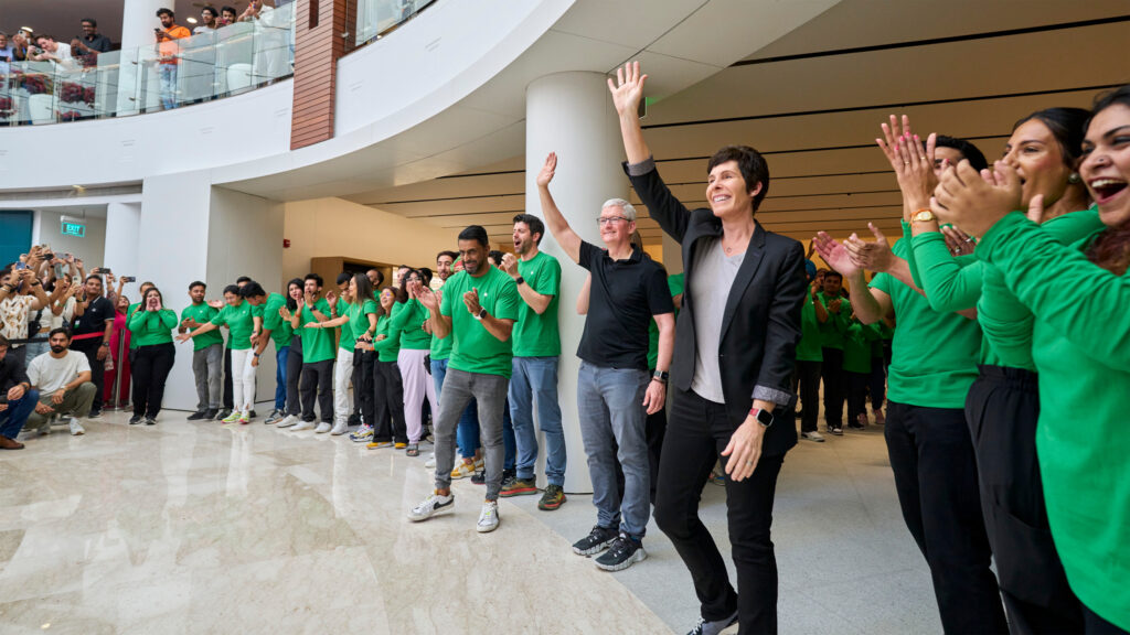 Apple Saket Delhi India opening day image CEO Tim Cook and SVP Deirdre OBrien